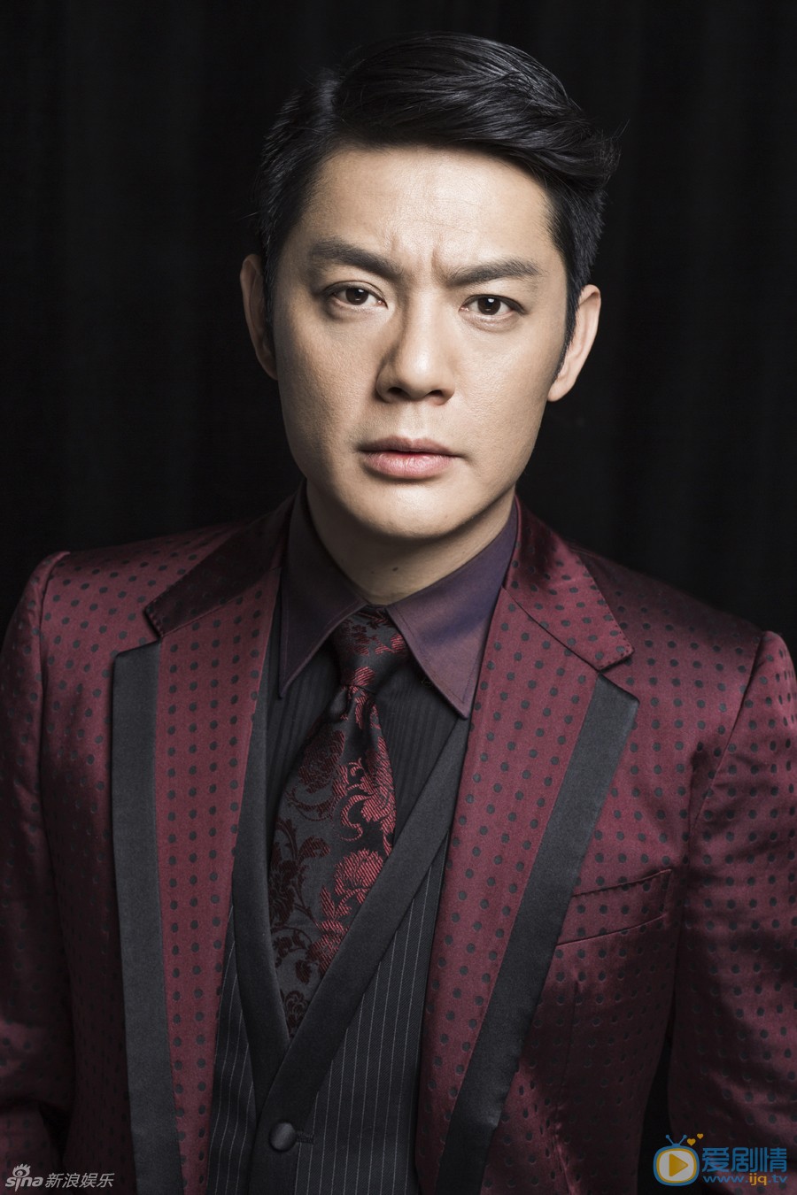 傅程鹏熟男写真 近日，傅程鹏曝光了一组写真，照片中，傅程鹏一身剪裁得体的暗红色西装，将傅程鹏非凡气度展露无遗。