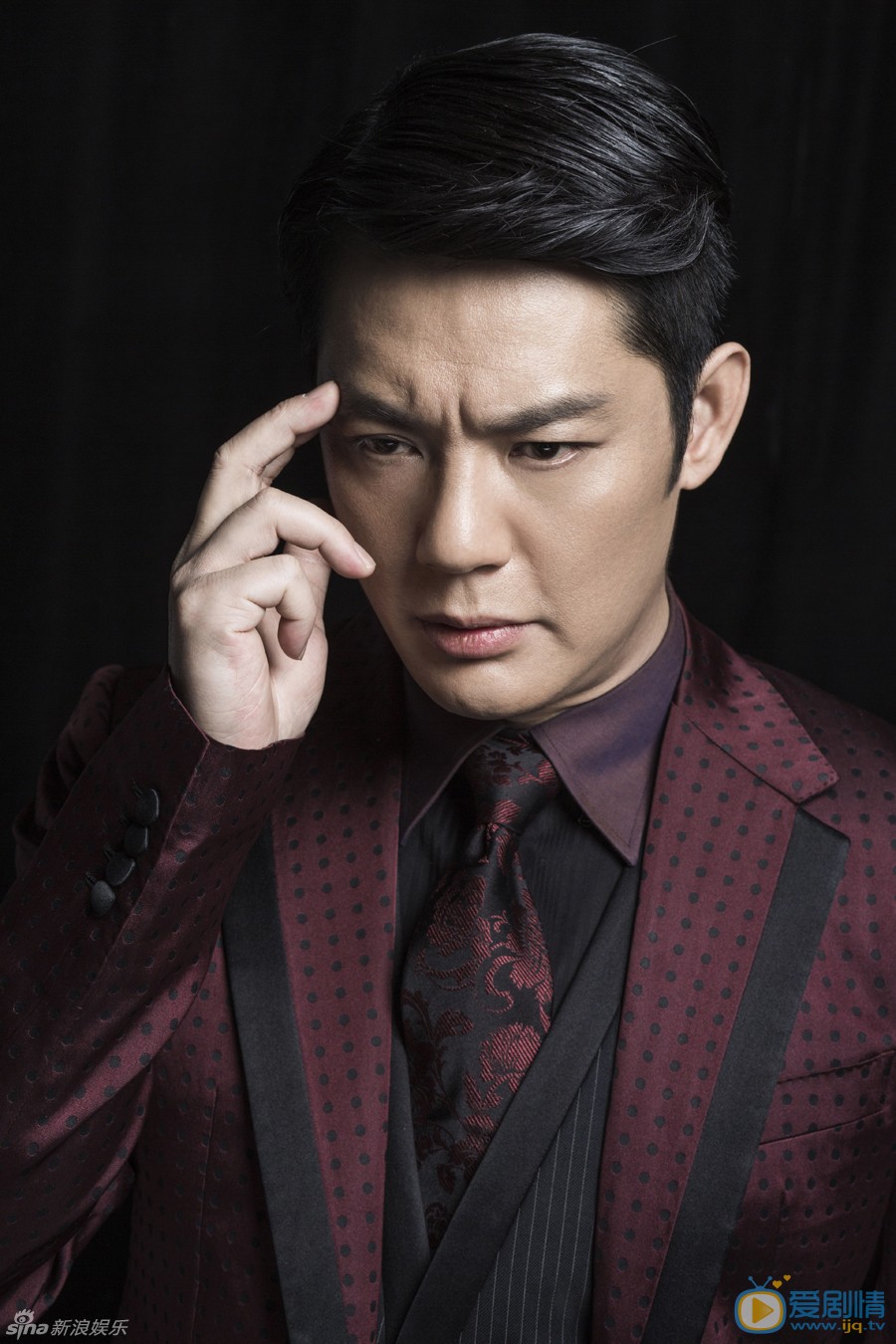 傅程鹏熟男写真 近日，傅程鹏曝光了一组写真，照片中，傅程鹏一身剪裁得体的暗红色西装，将傅程鹏非凡气度展露无遗。