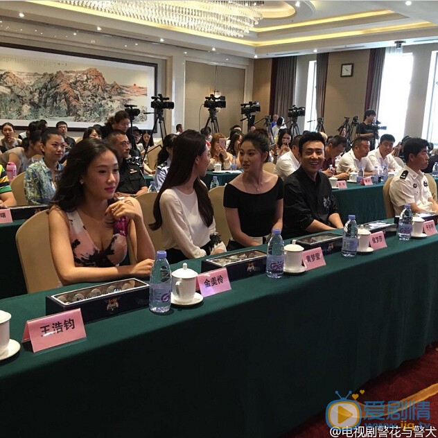 发布会现场的于和伟等主演