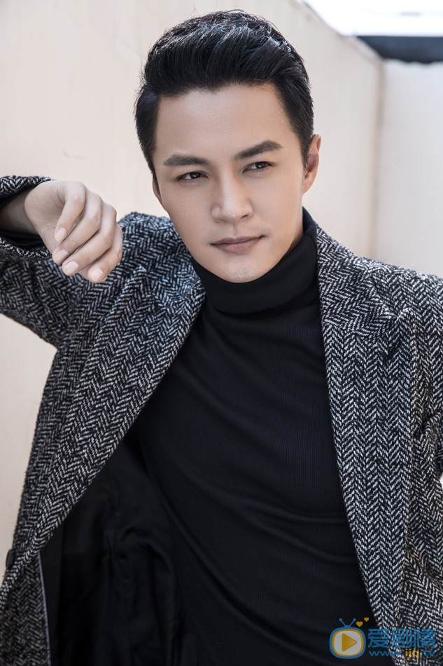 郑国霖型男写真 日前，实力演员郑国霖的一组冷峻气质写真公开。全身黑色系的郑国霖魅力十足，英气逼人，质感高雅而又不失阳刚，尽显成熟男性之美。