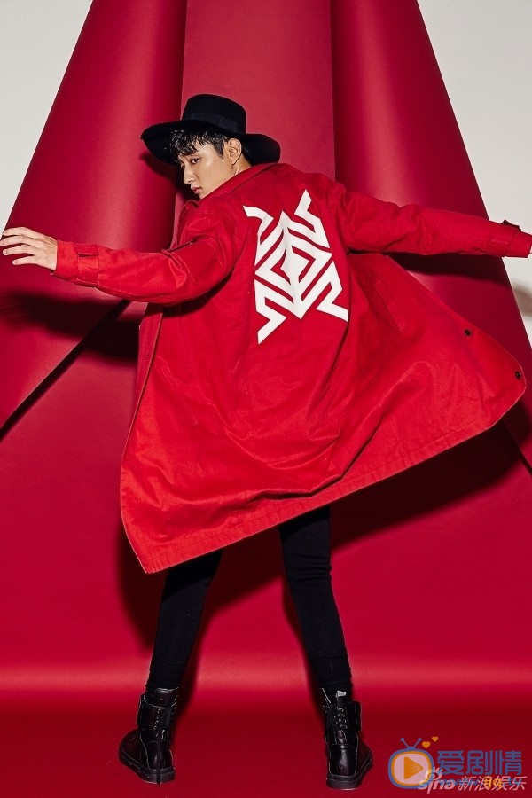 于小彤时尚大片 于小彤为韩国某时尚杂志拍摄了一组写真大片。镜头前，于小彤自然地摆出各种炫酷动作，眼神中既带有少年的青涩，也带有成年男子的成熟坚毅，尽显韩范气质