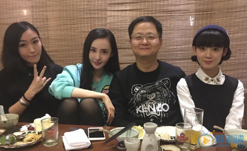 王若心与人合影 王若心高清写真_王若心高清剧照
