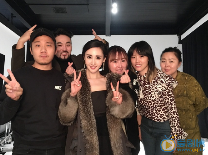 王若心与人合影 王若心高清写真_王若心高清剧照