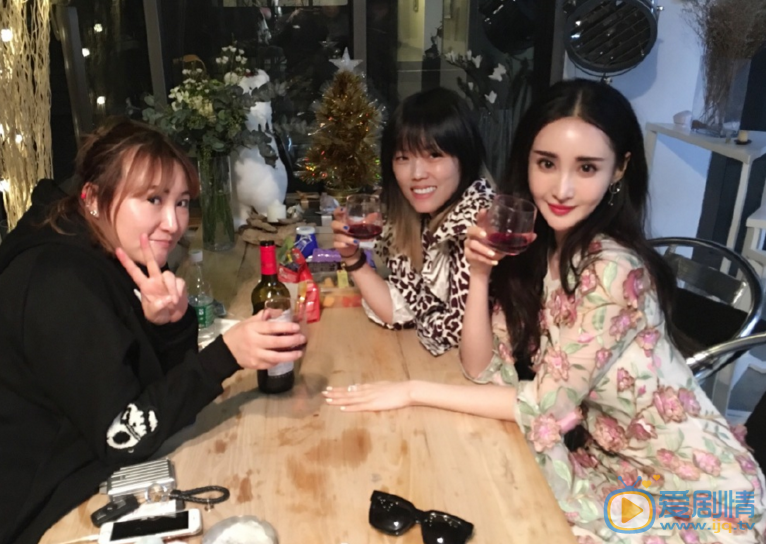 王若心与人合影 王若心高清写真_王若心高清剧照