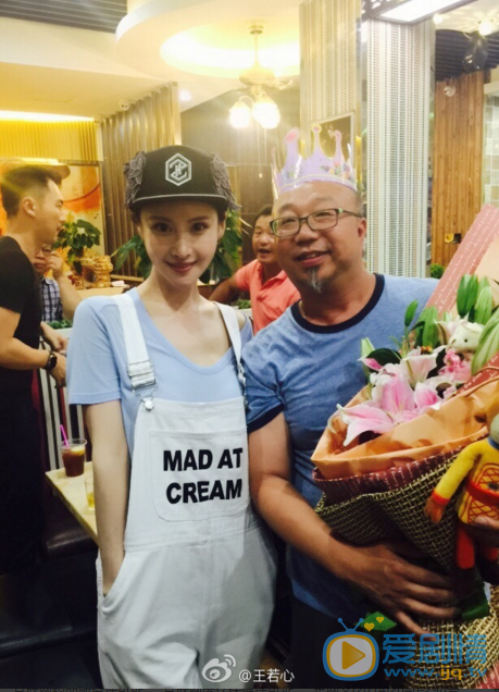 王若心与人合影 王若心高清写真_王若心高清剧照