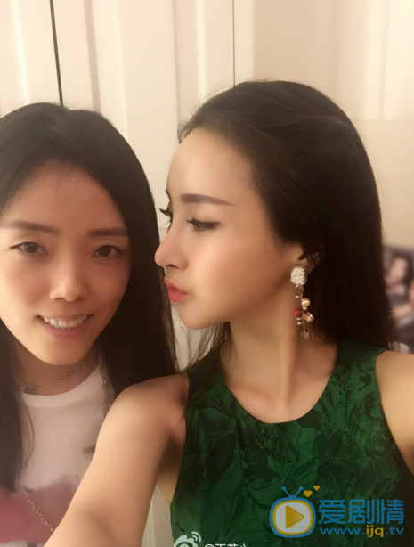 王若心与人合影 王若心高清写真_王若心高清剧照