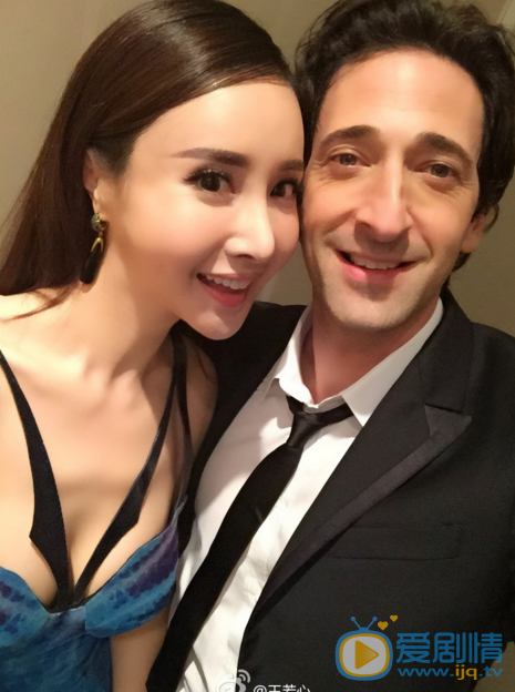 王若心与人合影 王若心高清写真_王若心高清剧照