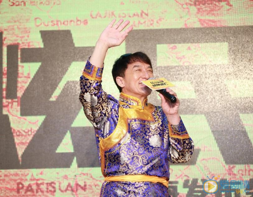电影绝地逃亡成龙大哥带头跳广场舞 引众人爆笑duang