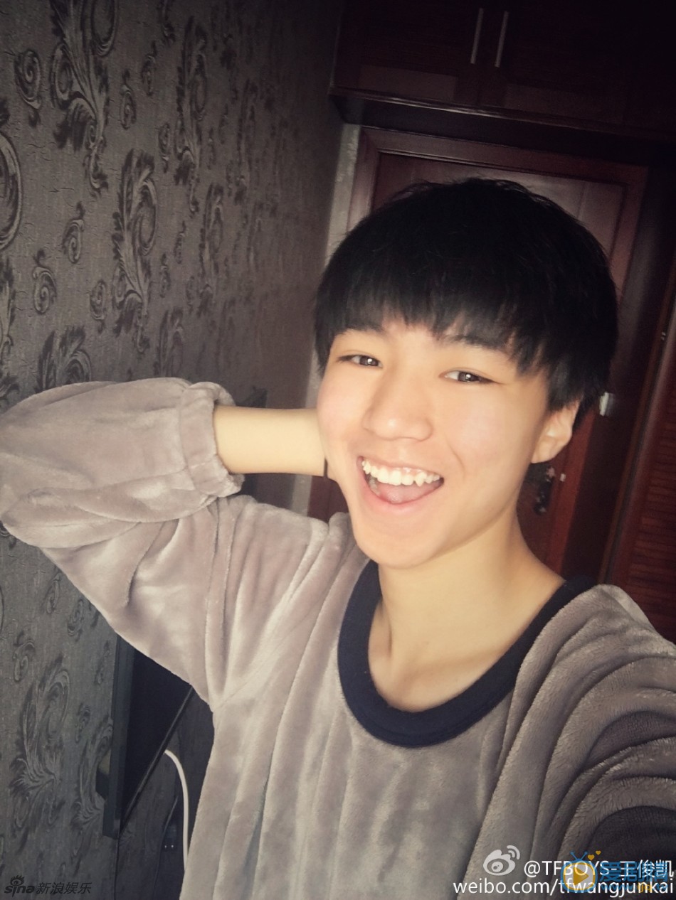 王俊凯搞怪照 王俊凯高清写真_王俊凯高清剧照