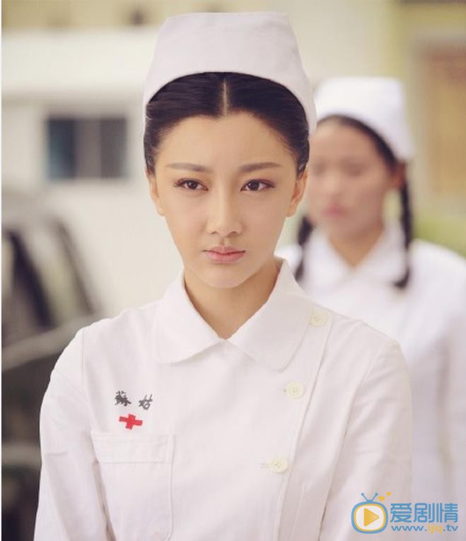 《我的爱情撞上了战争》吴春燕变身白衣天使