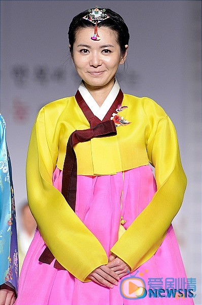 张瑞希韩服走秀照 张瑞希高清写真_张瑞希高清剧照