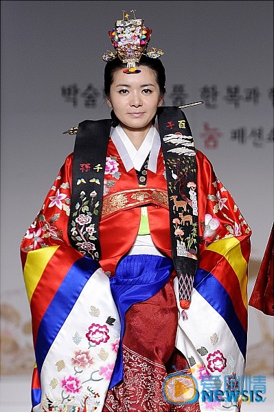 张瑞希韩服走秀照 张瑞希高清写真_张瑞希高清剧照