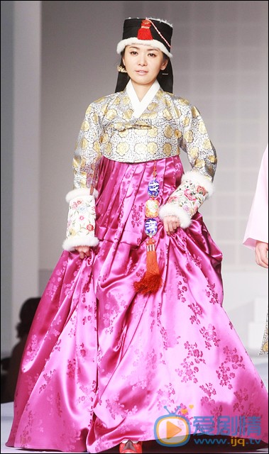 张瑞希韩服走秀照 张瑞希高清写真_张瑞希高清剧照
