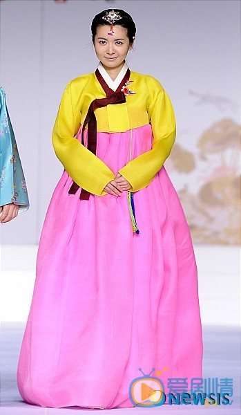 张瑞希韩服走秀照 张瑞希高清写真_张瑞希高清剧照