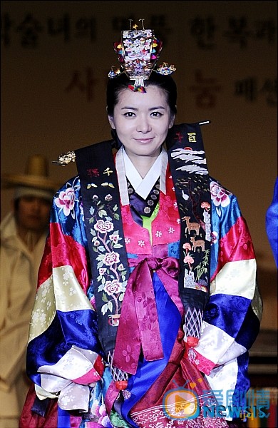 张瑞希韩服走秀照 张瑞希高清写真_张瑞希高清剧照