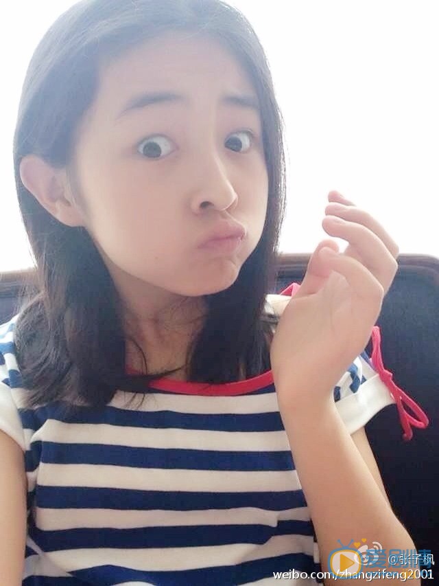 张子枫卖萌照 张子枫高清写真_张子枫高清剧照