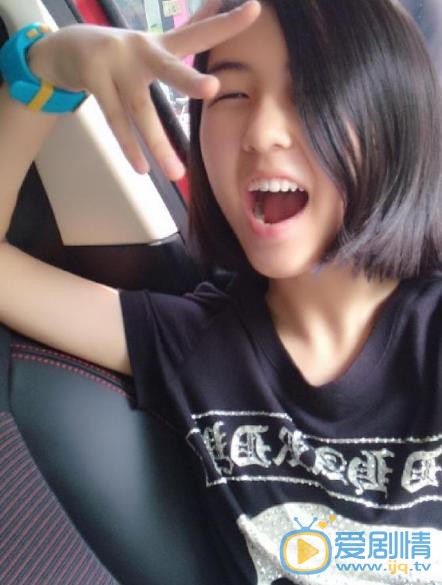 张子枫卖萌照 张子枫高清写真_张子枫高清剧照