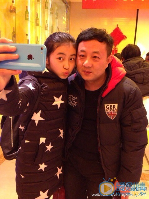 张子枫和家人合照 张子枫高清写真_张子枫高清剧照
