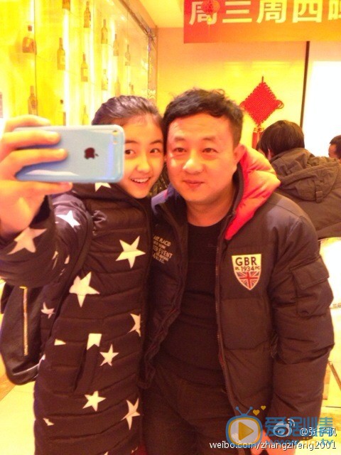 张子枫和家人合照 张子枫高清写真_张子枫高清剧照