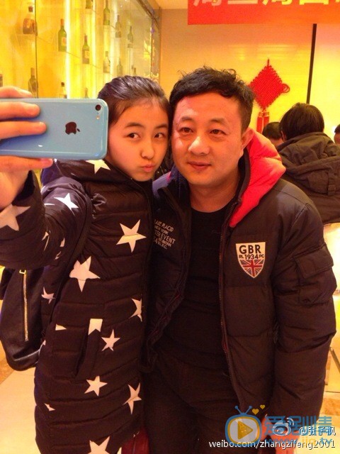 张子枫和家人合照 张子枫高清写真_张子枫高清剧照