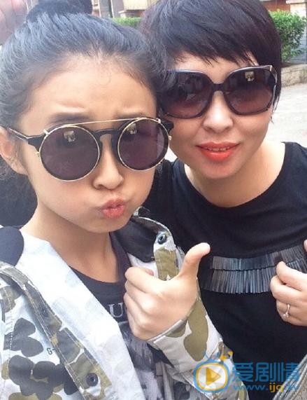 张子枫和家人合照 张子枫高清写真_张子枫高清剧照