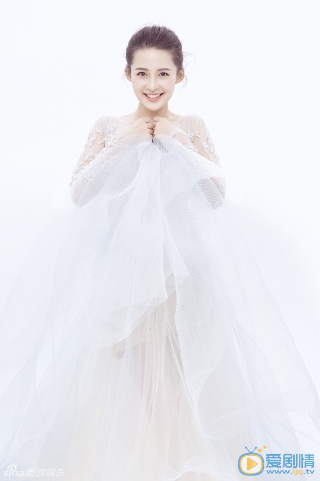 李沁写真 李沁曝光了一组写真大片。李沁以甜美花苞头精致的妆容和灵动的双眸入镜，清新气息扑面而来。素雅的白纱裙增加了梦幻色彩，展示了李沁仙范儿的一面。