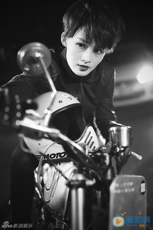 李沁帅气写真 不是每个女孩都只有公主梦，近日，一组酷帅的写真就圆了演员李沁的“机车梦”。为了更像一个赛车手，李沁短发上阵，身穿皮夹克，大玩极速飞车