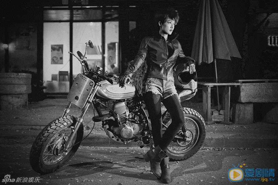 李沁帅气写真 不是每个女孩都只有公主梦，近日，一组酷帅的写真就圆了演员李沁的“机车梦”。为了更像一个赛车手，李沁短发上阵，身穿皮夹克，大玩极速飞车