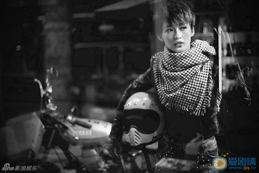 李沁帅气写真 不是每个女孩都只有公主梦，近日，一组酷帅的写真就圆了演员李沁的“机车梦”。为了更像一个赛车手，李沁短发上阵，身穿皮夹克，大玩极速飞车
