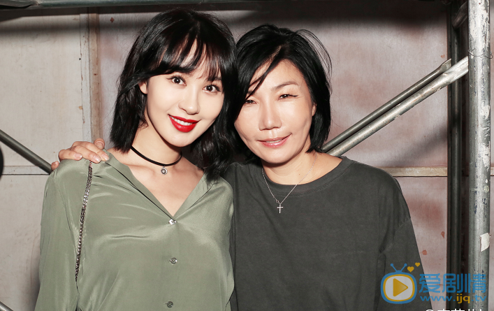 李菲儿与人合照 李菲儿高清写真_李菲儿高清剧照