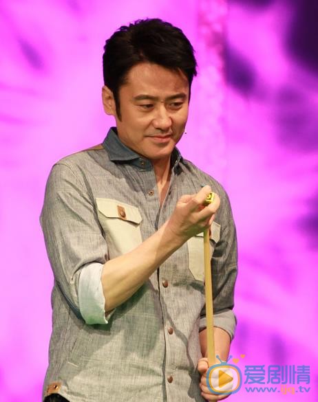 吴秀波《鲁豫有约》节目照 吴秀波高清写真_吴秀波高清剧照