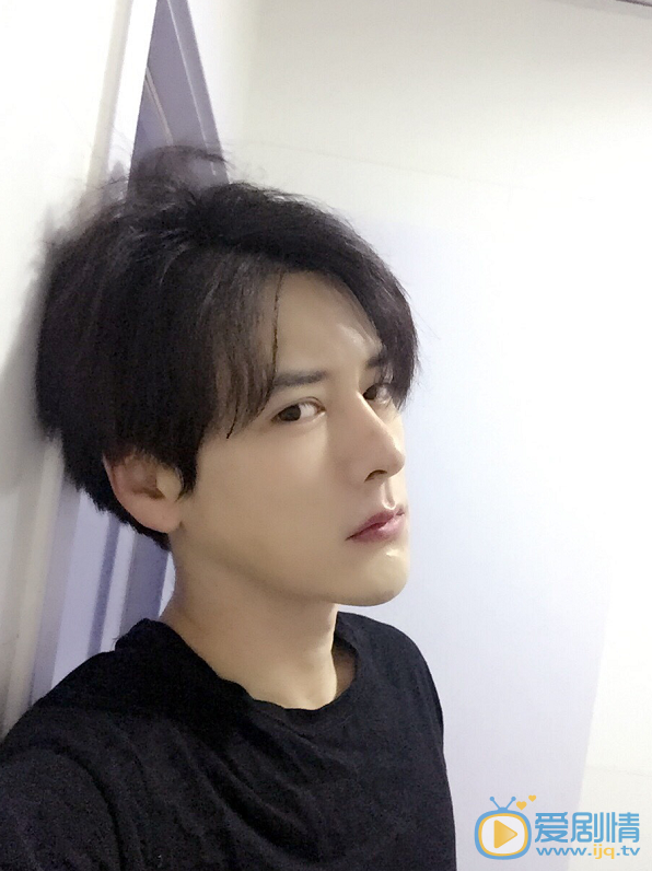 书亚信侧颜照 书亚信高清写真_书亚信高清剧照