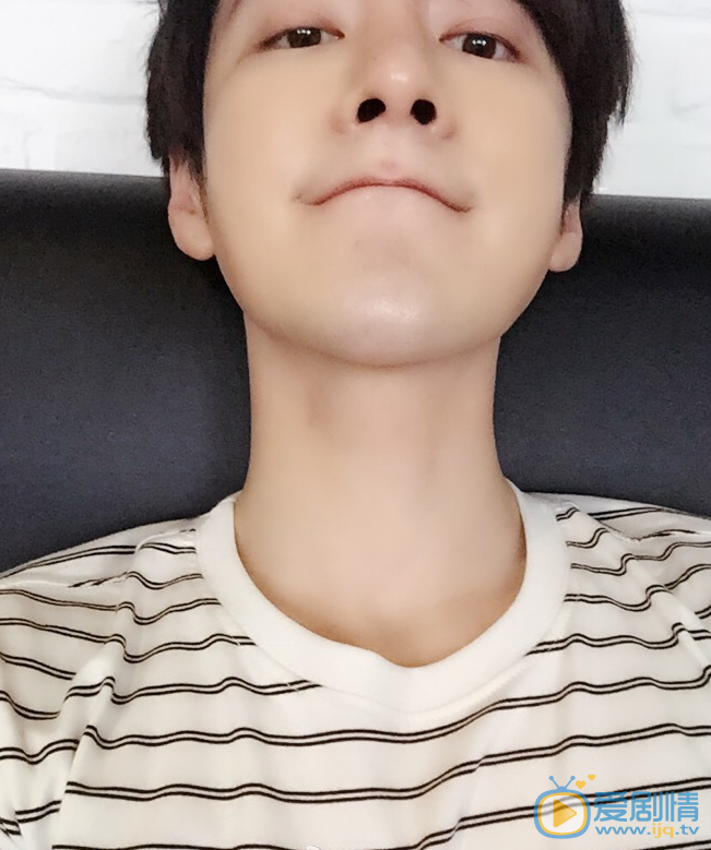 书亚信卖萌照 书亚信高清写真_书亚信高清剧照