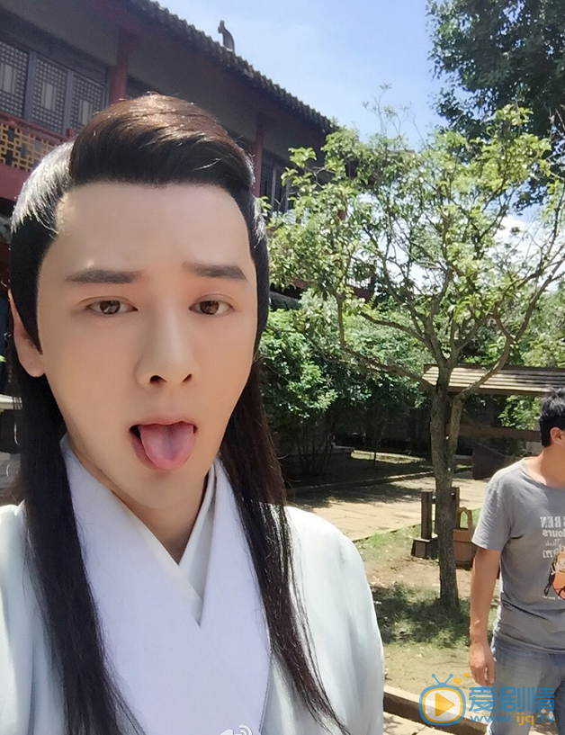书亚信卖萌照 书亚信高清写真_书亚信高清剧照