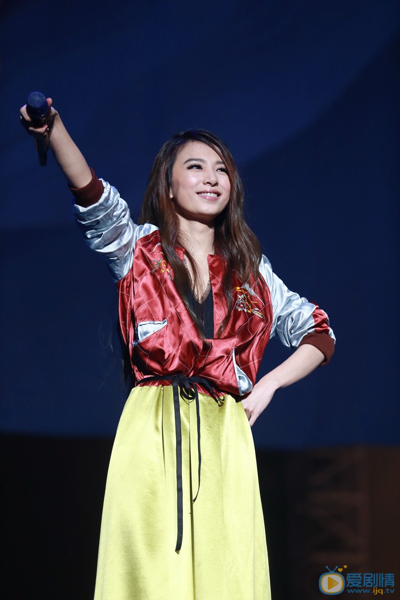 田馥甄演唱会舞台照 Hebe田馥甄的“如果田馥甄巡迴演唱会PLUS”香港站于红馆举行，Selina也特地从台湾赶来看演唱会。