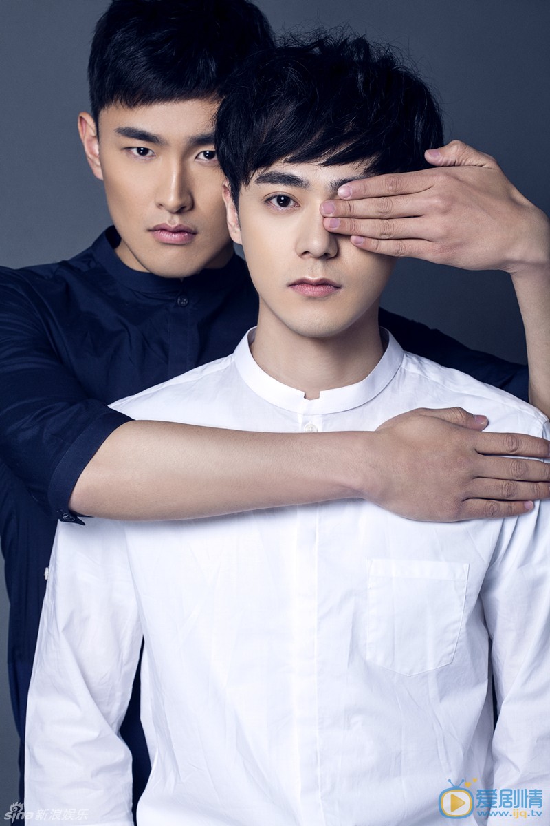 曲哲明兄弟组图 近日，曲哲明、王彦霖两人曝光了一组“合体”圣诞写真，喜庆的红色背景下，圣诞树旁，两人各穿一袭深蓝色西服,手持红色小鞋，与对方频频互动，基情四射。