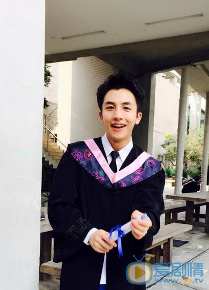 李圣佳学士服照 李圣佳高清写真_李圣佳高清剧照
