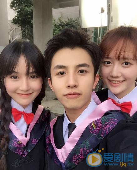 李圣佳学士服照 李圣佳高清写真_李圣佳高清剧照