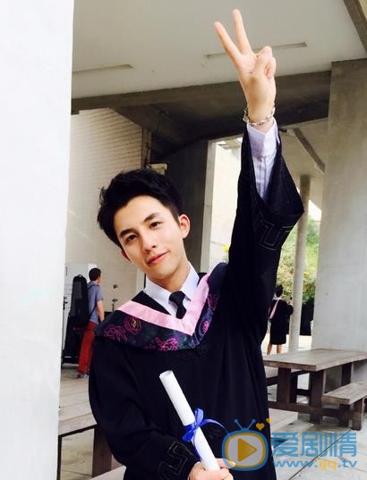 李圣佳学士服照