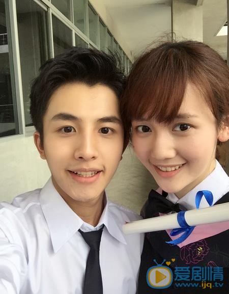 李圣佳学士服照 李圣佳高清写真_李圣佳高清剧照
