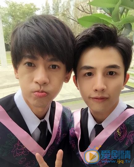 李圣佳学士服照 李圣佳高清写真_李圣佳高清剧照
