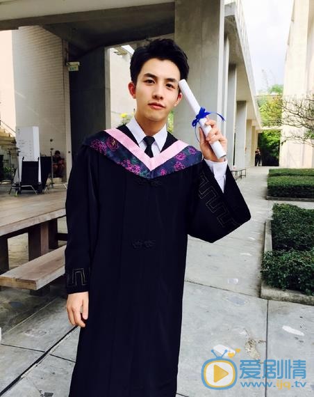 李圣佳学士服照 李圣佳高清写真_李圣佳高清剧照