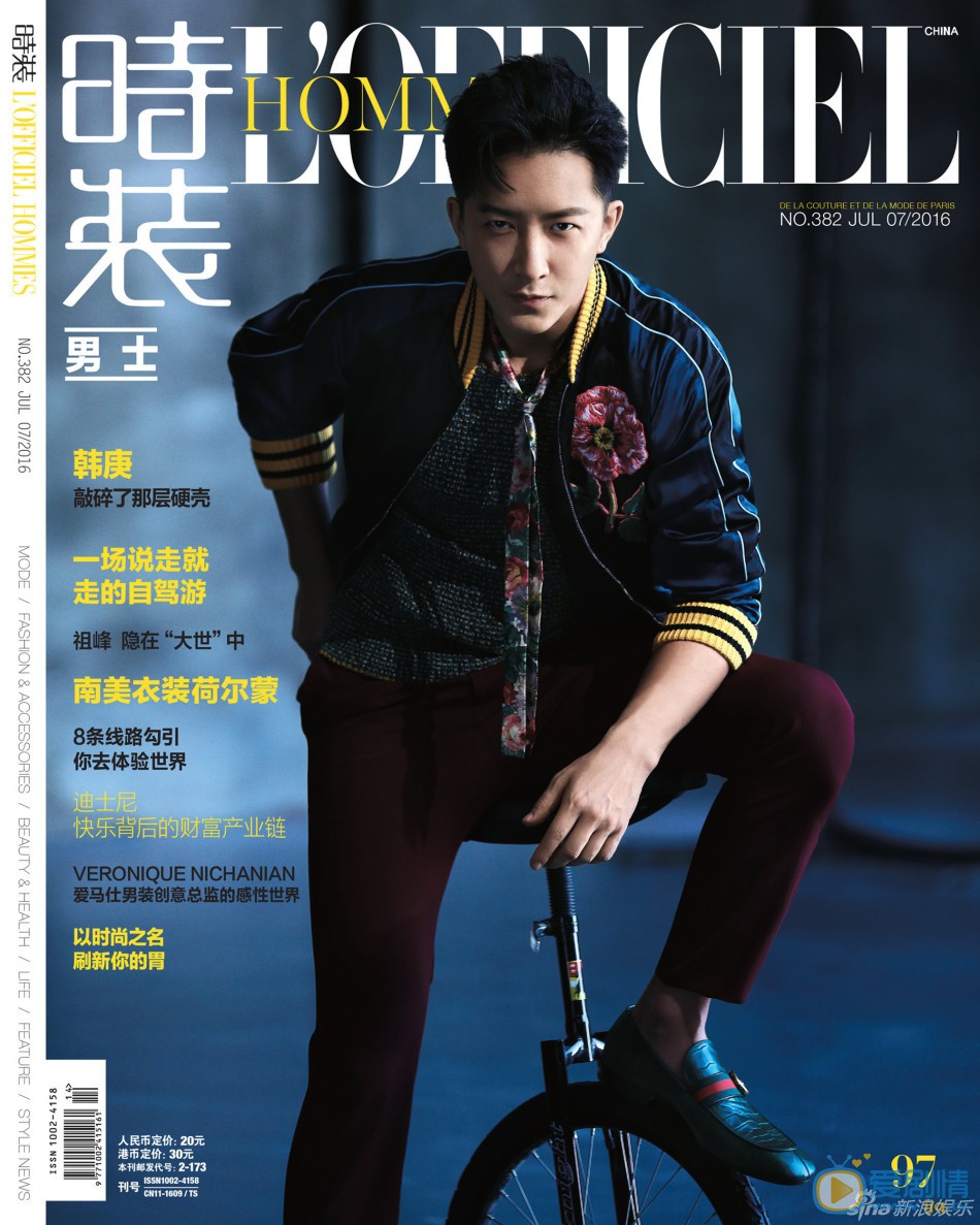韩庚封面写真大片 近日，韩庚再次登上时尚杂志的封面。韩庚身着刺绣夹克，深邃的眼神透着一份稳重。诚实回看过往那些外界加于他的“硬壳”，被现实的流动变化击碎，散落一地。