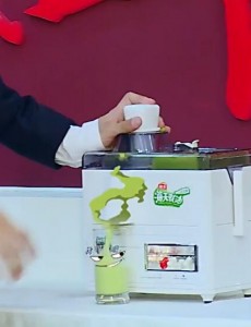 我们战斗吧嘎嘎榨苦瓜汁时用的榨汁机是什么牌子？