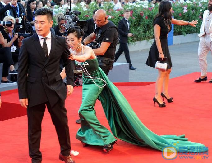 梁镜珂首映礼摔倒照 梁镜珂高清写真_梁镜珂高清剧照