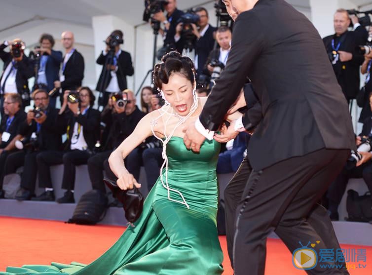 梁镜珂首映礼摔倒照 梁镜珂高清写真_梁镜珂高清剧照