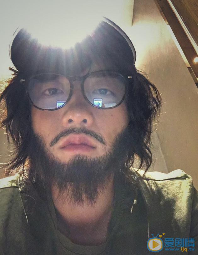 郑恺搞怪照 郑恺高清写真_郑恺高清剧照