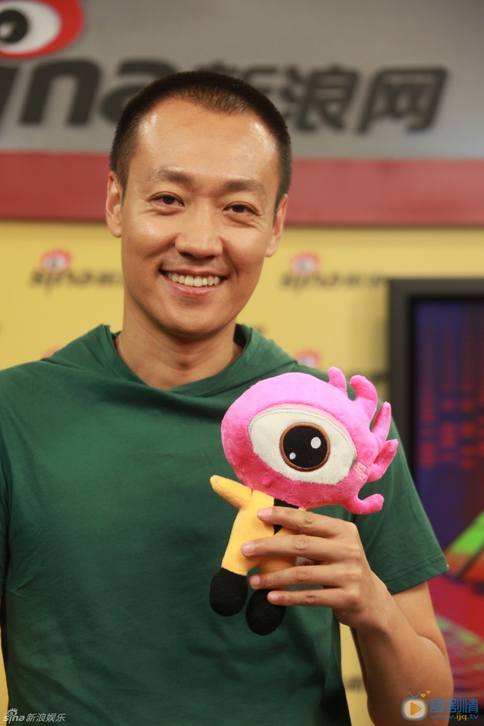辛柏青活动照 辛柏青 电视剧《我的父亲母亲》正在北京卫视黄金档热播中，剧中三位主演陈小艺、辛柏青、曾黎做客新浪娱乐，畅聊该剧台前幕后故事。