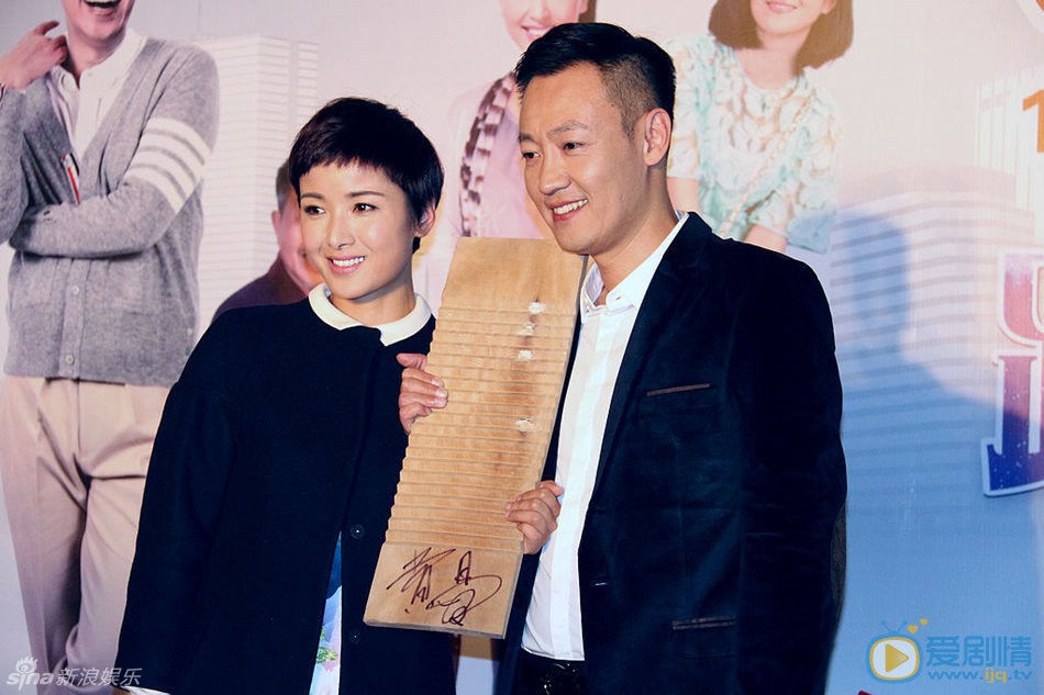 辛柏青活动照 黄曼辛柏青手持搓衣板礼物合影 《跟我回家》举行开播发布会，黄曼赠给辛柏青一块搓衣板作为拍摄“信物”。辛柏青笑言，剧中没少受黄曼欺负，戏外却融洽，还在黄曼的牵线下签约了华策影视。