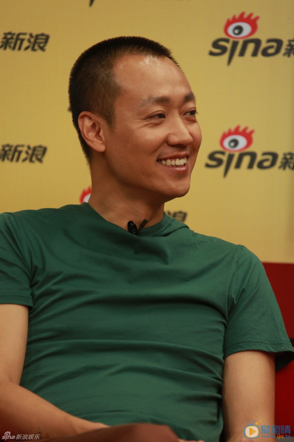 辛柏青活动照 辛柏青 电视剧《我的父亲母亲》正在北京卫视黄金档热播中，剧中三位主演陈小艺、辛柏青、曾黎做客新浪娱乐，畅聊该剧台前幕后故事。